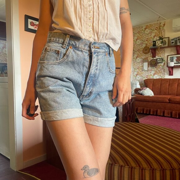 90s Road Runner Lightwash high waisted 100% cotton denim jean shorts! - Picture 8 of 12